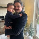 Ximena Navarrete Instagram - Happy birthday Abu bombón !!! Te amamos con todo el corazón …. Que cumplas muchísimos más siempre feliz y con salud ♾️🫶🏻 !!!!!! Hoy es el cumple de Don Charles a quien ahora Xime le dice bombón y ya así se le quedó su nuevo apodo 😂 🥂