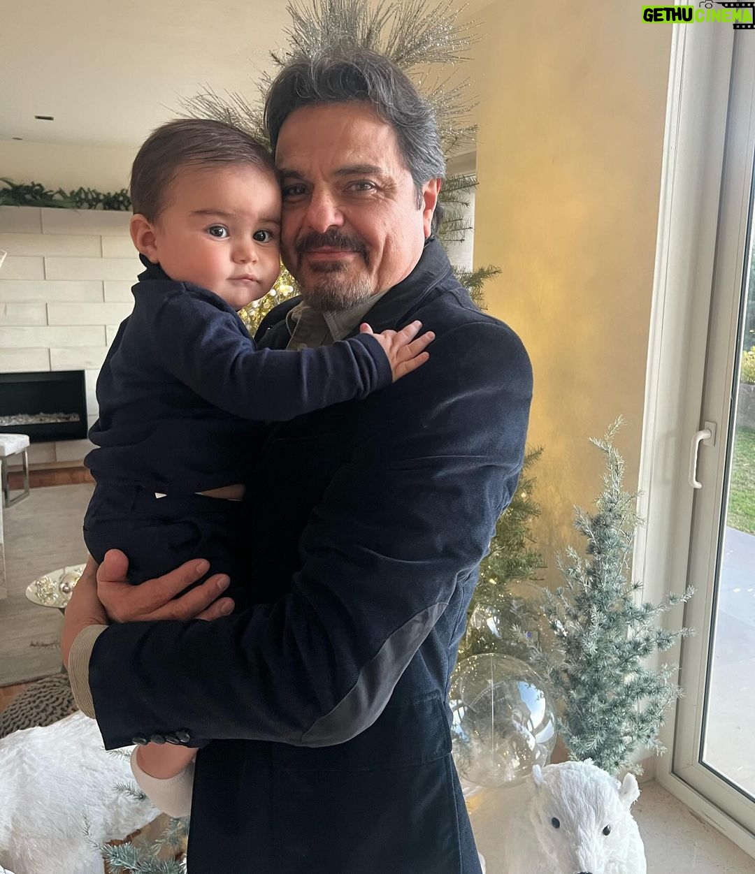 Ximena Navarrete Instagram - Happy birthday Abu bombón !!! Te amamos con todo el corazón …. Que cumplas muchísimos más siempre feliz y con salud ♾️🫶🏻 !!!!!! Hoy es el cumple de Don Charles a quien ahora Xime le dice bombón y ya así se le quedó su nuevo apodo 😂 🥂