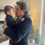 Ximena Navarrete Instagram - Happy birthday Abu bombón !!! Te amamos con todo el corazón …. Que cumplas muchísimos más siempre feliz y con salud ♾️🫶🏻 !!!!!! Hoy es el cumple de Don Charles a quien ahora Xime le dice bombón y ya así se le quedó su nuevo apodo 😂 🥂