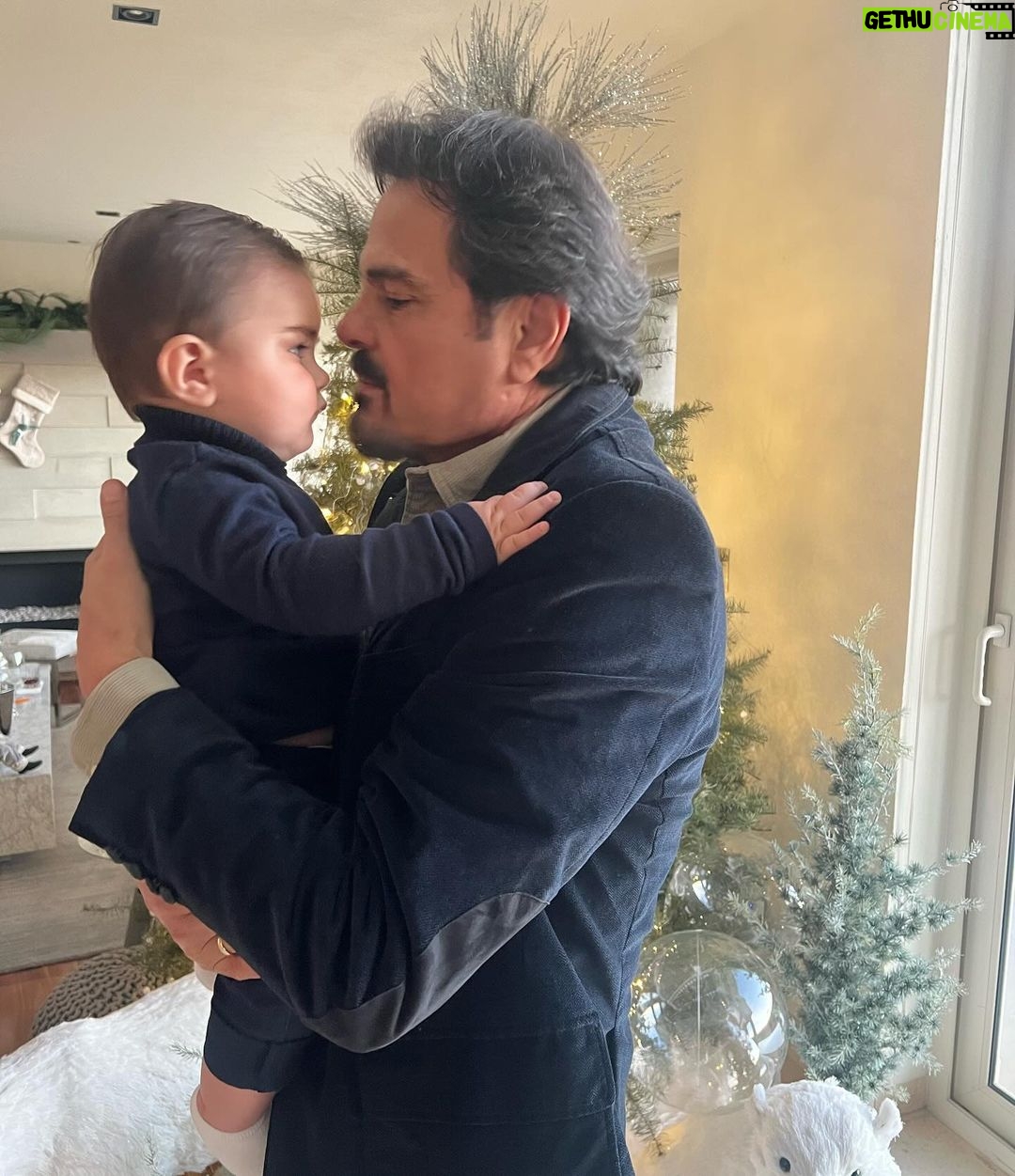 Ximena Navarrete Instagram - Happy birthday Abu bombón !!! Te amamos con todo el corazón …. Que cumplas muchísimos más siempre feliz y con salud ♾️🫶🏻 !!!!!! Hoy es el cumple de Don Charles a quien ahora Xime le dice bombón y ya así se le quedó su nuevo apodo 😂 🥂
