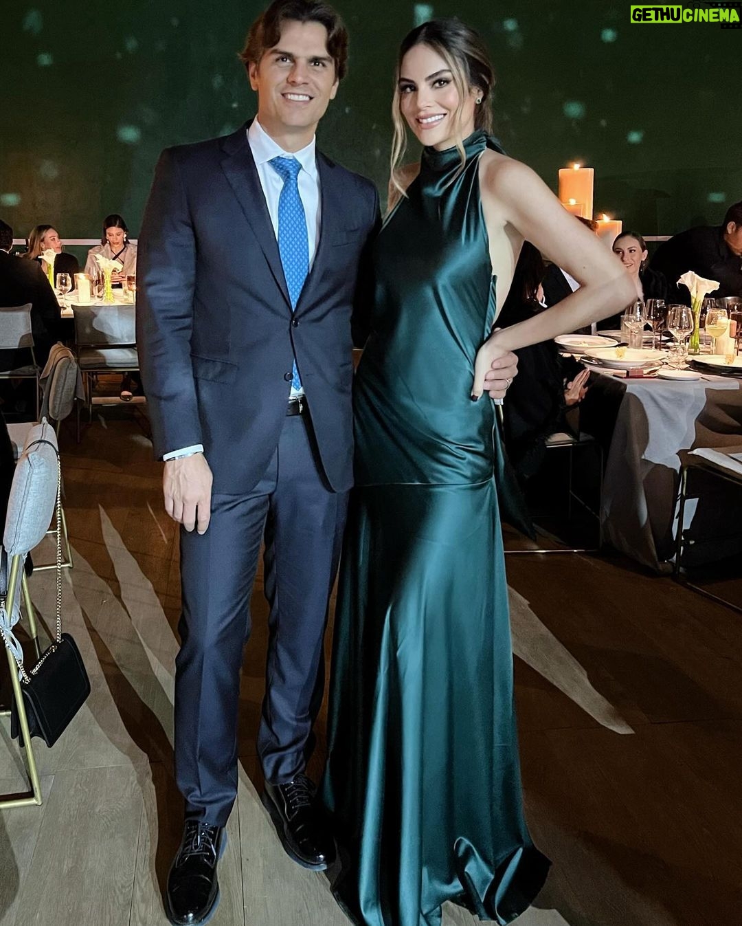Ximena Navarrete Instagram - Del sábado !!! 🤵🏻 👰🏻♀️ vestido : @benitosantosoficial —makeup : @pepegutierrezoficial hair : @luciawl Guadalajara, Jal.