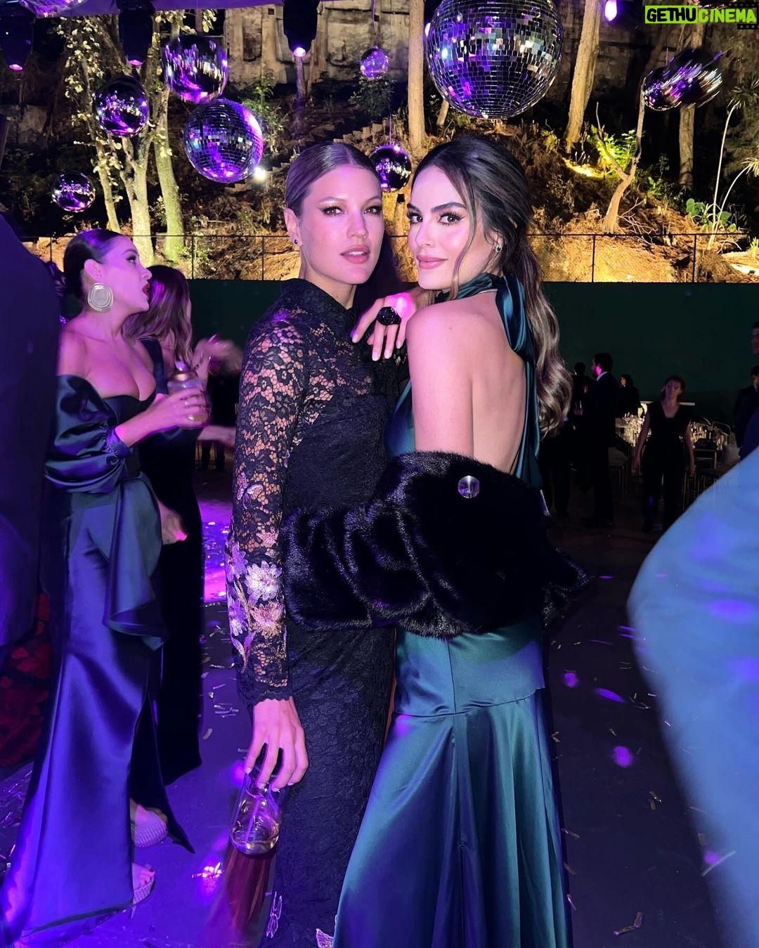 Ximena Navarrete Instagram - Del sábado !!! 🤵🏻 👰🏻♀️ vestido : @benitosantosoficial —makeup : @pepegutierrezoficial hair : @luciawl Guadalajara, Jal.