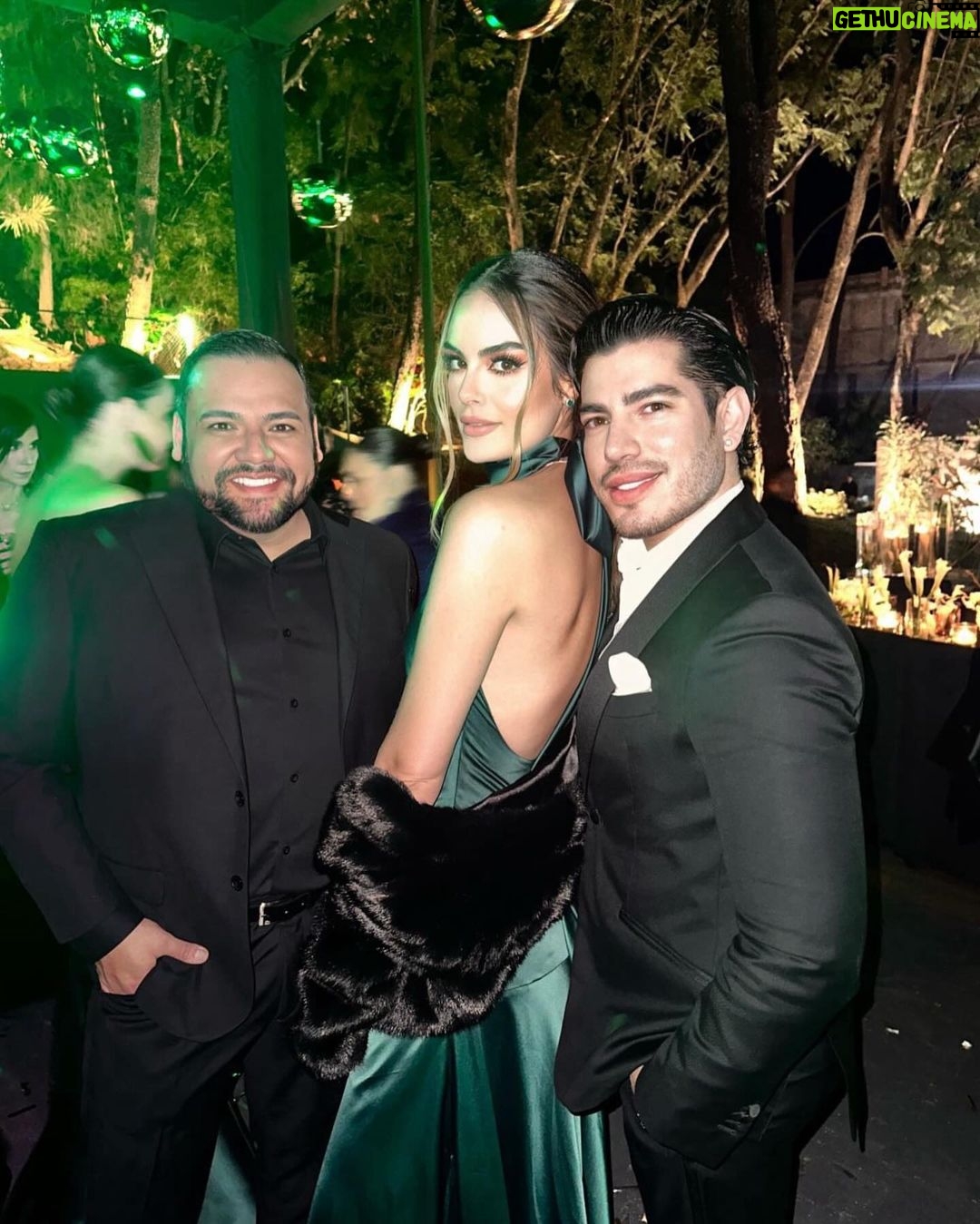 Ximena Navarrete Instagram - Del sábado !!! 🤵🏻 👰🏻♀️ vestido : @benitosantosoficial —makeup : @pepegutierrezoficial hair : @luciawl Guadalajara, Jal.