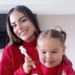 Ximena Navarrete Instagram – Sigue la época de frío y es cuando más contagios de enfermedades respiratorias hay en nuestros peques. 😮‍💨 Yo siempre tengo en casa #Tylenol pediátrico por cualquier emergencia. ¿Ustedes con que cuidan a sus bebés? 🤍#ActivaLaSeguridad #SuperMamaAlRescate 
#Publicidad