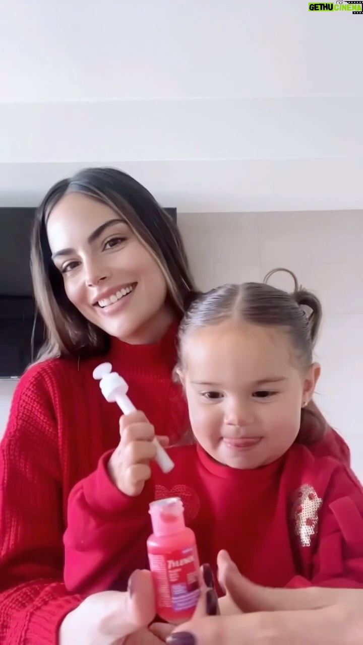 Ximena Navarrete Instagram - Sigue la época de frío y es cuando más contagios de enfermedades respiratorias hay en nuestros peques. 😮💨 Yo siempre tengo en casa #Tylenol pediátrico por cualquier emergencia. ¿Ustedes con que cuidan a sus bebés? 🤍#ActivaLaSeguridad #SuperMamaAlRescate #Publicidad