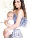 Ximena Navarrete Instagram - Le pedí a Dios un hombre que me amara para siempre … y me mandó a mi hijo 🫶🏻 … te amo bombón precioso!!!!