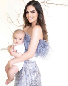 Ximena Navarrete Instagram - Le pedí a Dios un hombre que me amara para siempre … y me mandó a mi hijo 🫶🏻 … te amo bombón precioso!!!!