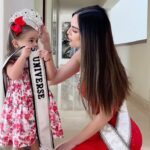 Ximena Navarrete Instagram - 13 años después …. Quién me diría que tendría tanta suerte de tener a esta muñeca que parece gustarle mucho la idea de que no tuvo que concursar ni mover un solo dedo para tener su propia banda y corona de Miss Universe (sobre todo en la última foto) 😂 👑 🇲🇽 Xime, ojalá que algún día cuando estés grande te sientas muy orgullosa de tu mamá, que sepas siempre que la belleza del alma es la que nos acompaña hasta el final y que tú ya eres MI UNIVERSO entero !!!!