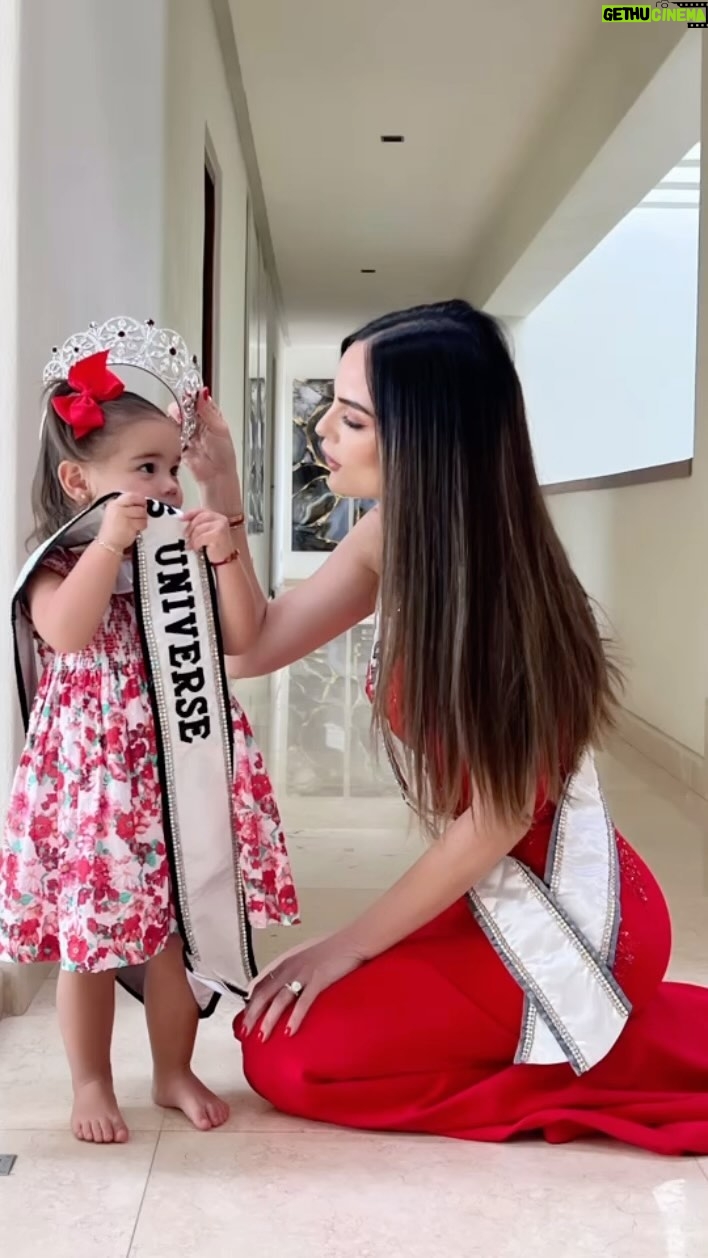 Ximena Navarrete - 188.6K Likes - 13 años después …. Quién me diría que tendría tanta suerte de tener a esta muñeca que parece gustarle mucho la idea de que no tuvo que concursar ni mover un solo dedo para tener su propia banda y corona de Miss Universe (sobre todo en la última foto) 😂 👑 🇲🇽 Xime, ojalá que algún día cuando estés grande te sientas muy orgullosa de tu mamá, que sepas siempre que la belleza del alma es la que nos acompaña hasta el final y que tú ya eres MI UNIVERSO entero !!!!
