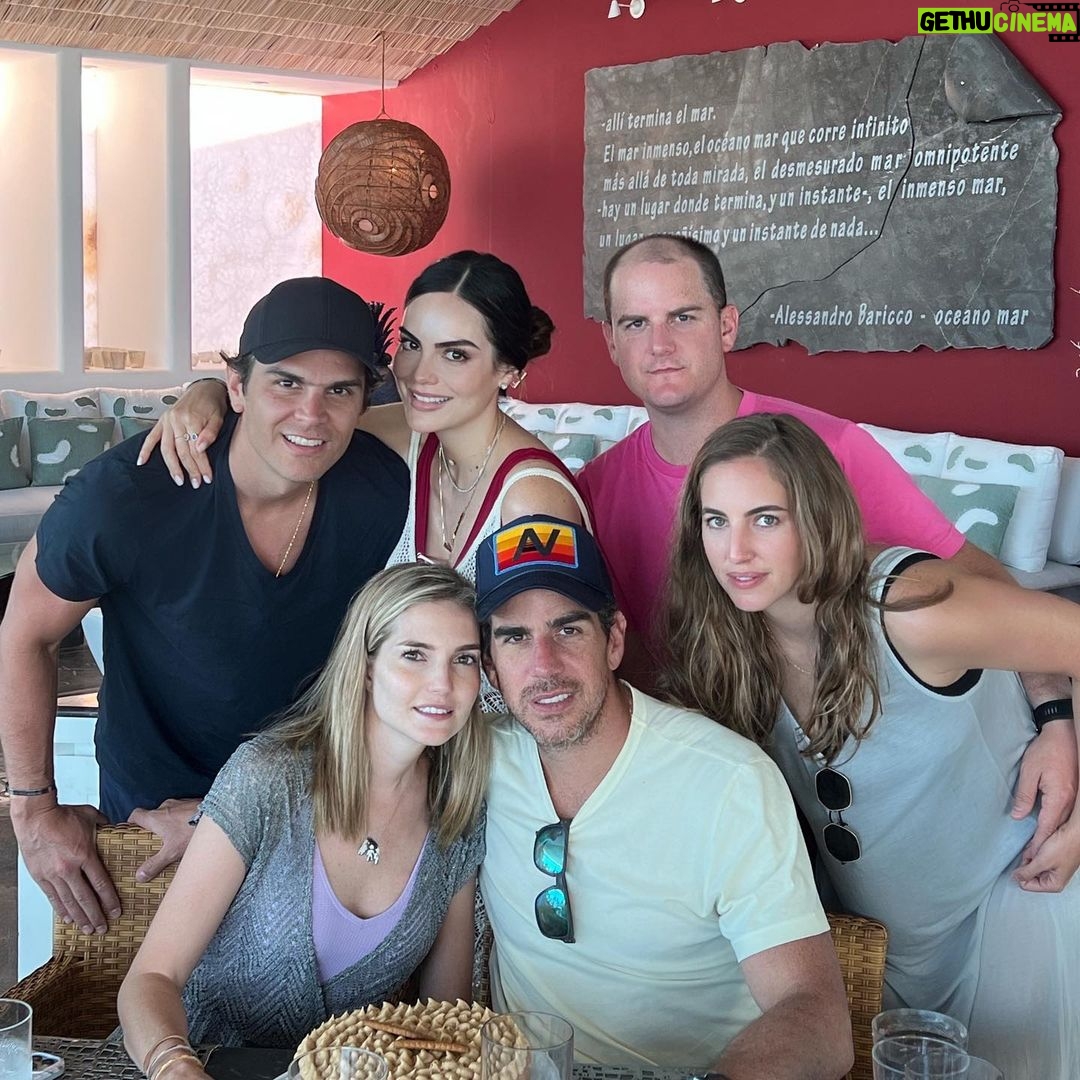 Ximena Navarrete Instagram - @miguelvalladares_ @luciahgarate @alexvalladares @miriamhuber87 @jcvalladares @ximenanr 🫶🏻 Happy Birthday 40 Poch!
