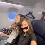 Ximena Navarrete Instagram - Unas horas en cdmx con mi chica favorita a trabajar @mariananro 🛫 @vicoguadarrama