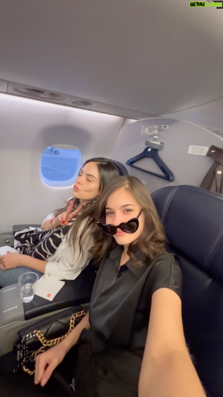 Ximena Navarrete Instagram - Unas horas en cdmx con mi chica favorita a trabajar @mariananro 🛫 @vicoguadarrama