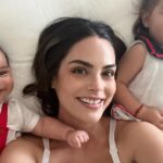 Ximena Navarrete Instagram - Me muero de amor por este par !!!! Mis niños 🫶🏻 un sueño hecho realidad 😍 #XVN #JCVN y este niño de 2 meses sonriendo a la foto 🤣🫠🤤 mi todo ♾️ esta es la verdadera felicidad en la vida .