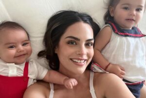 Ximena Navarrete Instagram - Me muero de amor por este par !!!! Mis niños 🫶🏻 un sueño hecho realidad 😍 #XVN #JCVN y este niño de 2 meses sonriendo a la foto 🤣🫠🤤 mi todo ♾️ esta es la verdadera felicidad en la vida .
