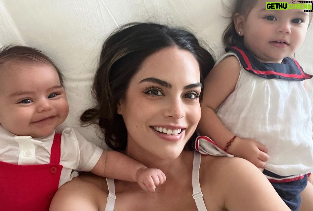Ximena Navarrete - 134.9K Likes - Me muero de amor por este par !!!! Mis niños 🫶🏻 un sueño hecho realidad 😍 #XVN #JCVN y este niño de 2 meses sonriendo a la foto 🤣🫠🤤 mi todo ♾️ esta es la verdadera felicidad en la vida .