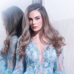 Ximena Navarrete Instagram - Gracias @ximenanr por ser parte de esta bonita experiencia. ɢᴀʟᴀ ᴅᴇ ᴅɪsɴᴇʏ 🏰🐭 Locación: Sofitel Mexico City Reforma @sofitelmexicocity Make up: Vico Guadarrama @vicoguadarrama Hair: Fernando Pedraza @fertzpedraza Fotografía: @rafaelpulidophoto @fashionweekmx @swarovski @disneystyle @disneyanimation #BenitoSantos #Disney #Inspiracion #GalaDeDisney #Moda #Vestido #Look #Azul #Hielo #Pelicula #100AñosDisney