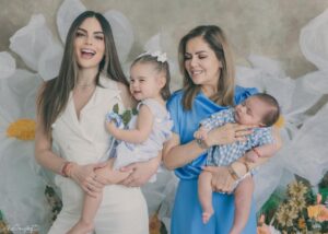 Ximena Navarrete Instagram - Amor infinito ♾️!!! @alisgonzalezphotography Gracias por capturar estos momentos que quedan en el corazón para siempre . Lo máximo, amé todas las fotos de nuestra sesión del día de las madres con mi invitada estelar, mi mamá 🫶🏻 XVN + JCVN