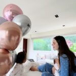 Ximena Navarrete Instagram - Así inició hoy mi día de las madres ♥️ soy muy afortunada de que me hayan escogido como su mamá … gracias amores !!!! Gracias @jcvalladares por tanto amor 🫶🏻