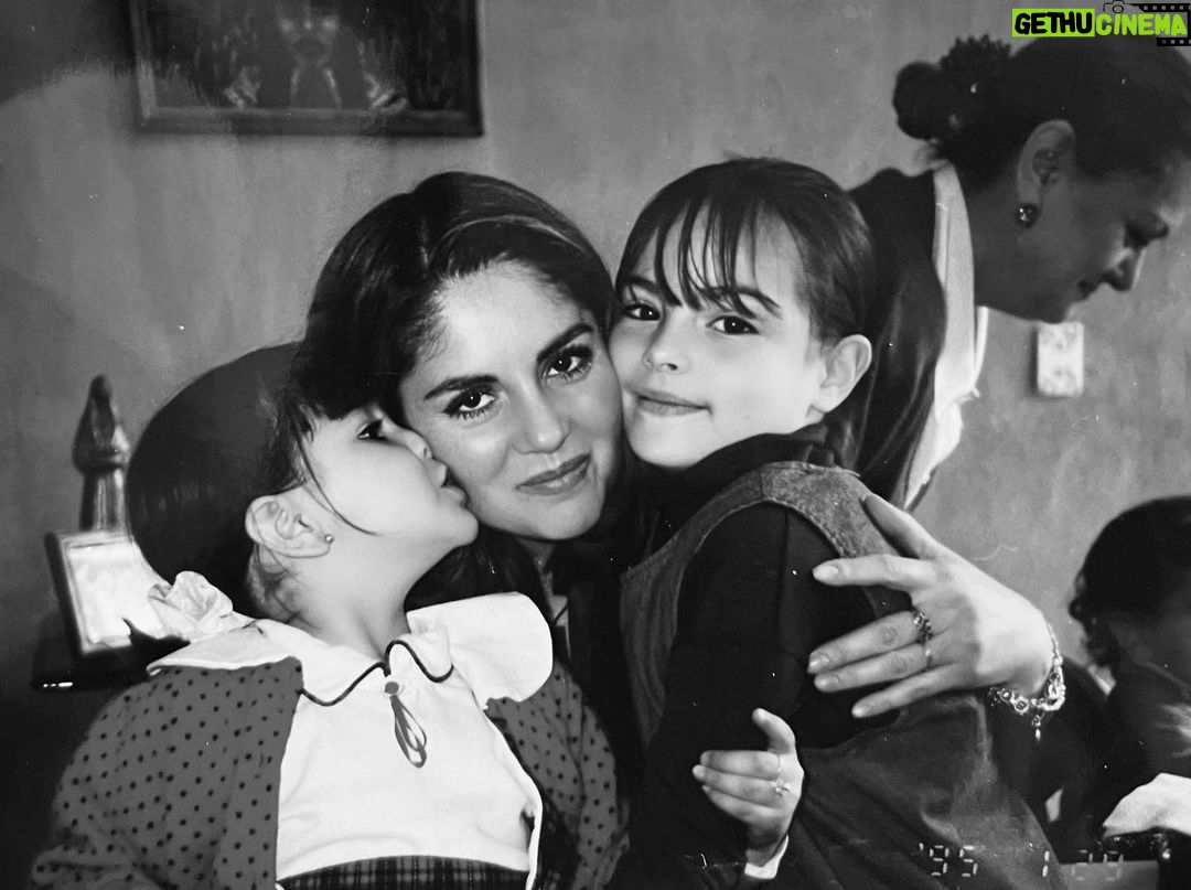 Ximena Navarrete Instagram - Feliz día de la madre Mamá!!! Gracias a Dios por celebrar un año más juntas aquí con salud y poder abrazarnos, por ser una mujer tan bonita en todos sentidos, gracias por tu ejemplo, por ser valiente, amorosa y cuidar a nuestra familia ….Te amo con todo el corazón ♥️ @gabrielarosete … kak @mariananro y yo tenemos a la mejor 💞 Guadalajara, Jal.
