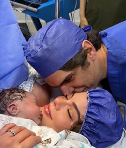 Ximena Navarrete Instagram - Hoy 31 Marzo 2023 nació nuestro amor !!! 53 cm 3.740 kilos - Bienvenido mi niño lindo te amamos con toda el alma 💙Juan Carlos Valladares Navarrete !!! @jcvalladares