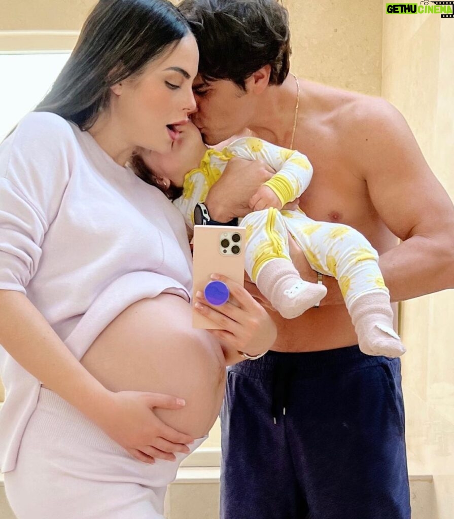 Ximena Navarrete Instagram - Hoy cumplimos 39 semanas de embarazo !!! Besos de amor con la muñequita linda y papá @jcvalladares