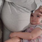 Ximena Navarrete Instagram - Cumpliendo 38 semanas de embarazo con la mejor compañerita!!! Te amo mi niña linda 🥰 eres la cosa más bonita del mundo entero… estos últimos días Xime me da más abrazos y besos de lo normal y también a la panza donde ella todo el tiempo señala y dice “bebé, bebé” .