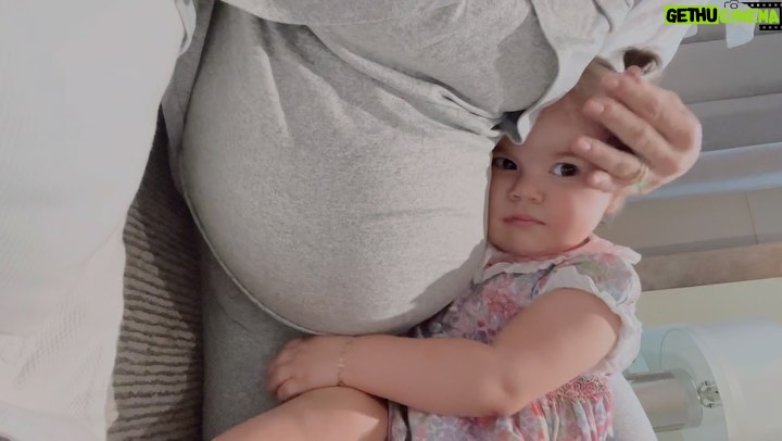 Ximena Navarrete Instagram - Cumpliendo 38 semanas de embarazo con la mejor compañerita!!! Te amo mi niña linda 🥰 eres la cosa más bonita del mundo entero… estos últimos días Xime me da más abrazos y besos de lo normal y también a la panza donde ella todo el tiempo señala y dice “bebé, bebé” .