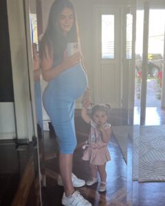 Ximena Navarrete Instagram - 37 weeks pregnant - update de esta semana : dolor de espalda, piernas, costillas, sin poder respirar bien, durmiendo mal, despertando al baño toda la noche y ya algo hinchada 😂 pero ahí vamos !!!!! Ya te quiero abrazar mi niño lindo 💙🫶🏻 cuéntenme aquí mis seguidoras embarazadas sus síntomas 👇🏻