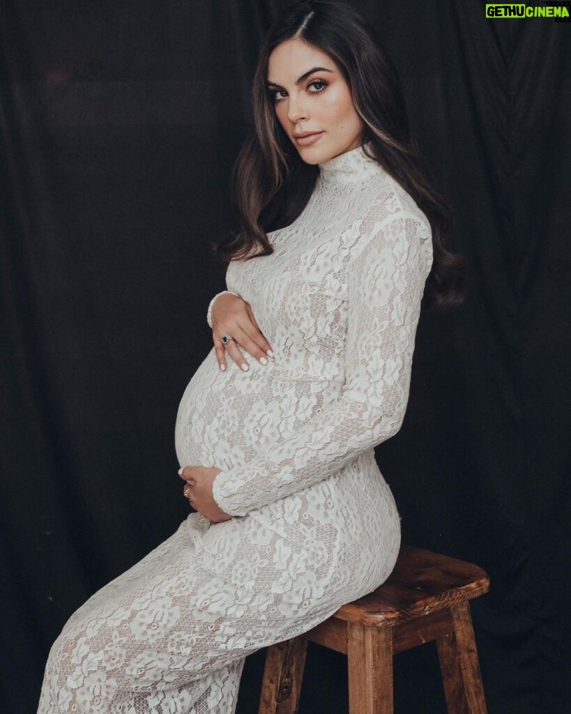 Ximena Navarrete Instagram - 36 weeks pregnant!!! 🫶🏻 Recta final @marioorozcooficial photography @vicoguadarrama makeup @benitosantosoficial dress