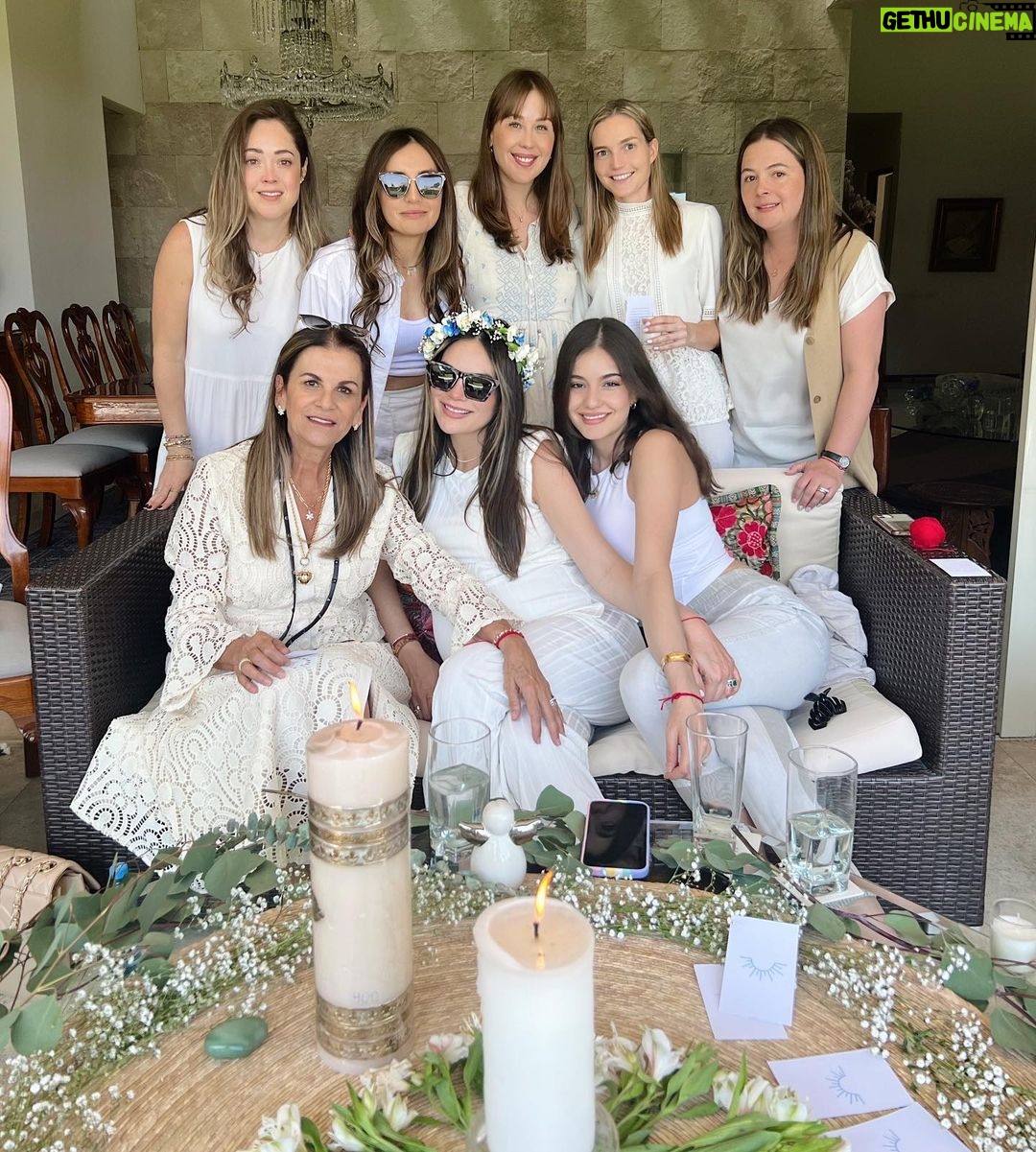 Ximena Navarrete Instagram - Gracias por este hermoso baby blessing para mi bebito @felicity.zen las quiero mucho a todas !!! Me falto Gaby Ro @gabrielarosete en este día pero ya casi nos vemos 🥹🙏🏻♾️🫶🏻💙 @mariananro @miriamhuber87 @raqueleichelmann @marthailse @robertamtzam @suslozano @riveromarce sus palabras y amor para mi bebé me llenan el corazón ! 🙏🏻♾️
