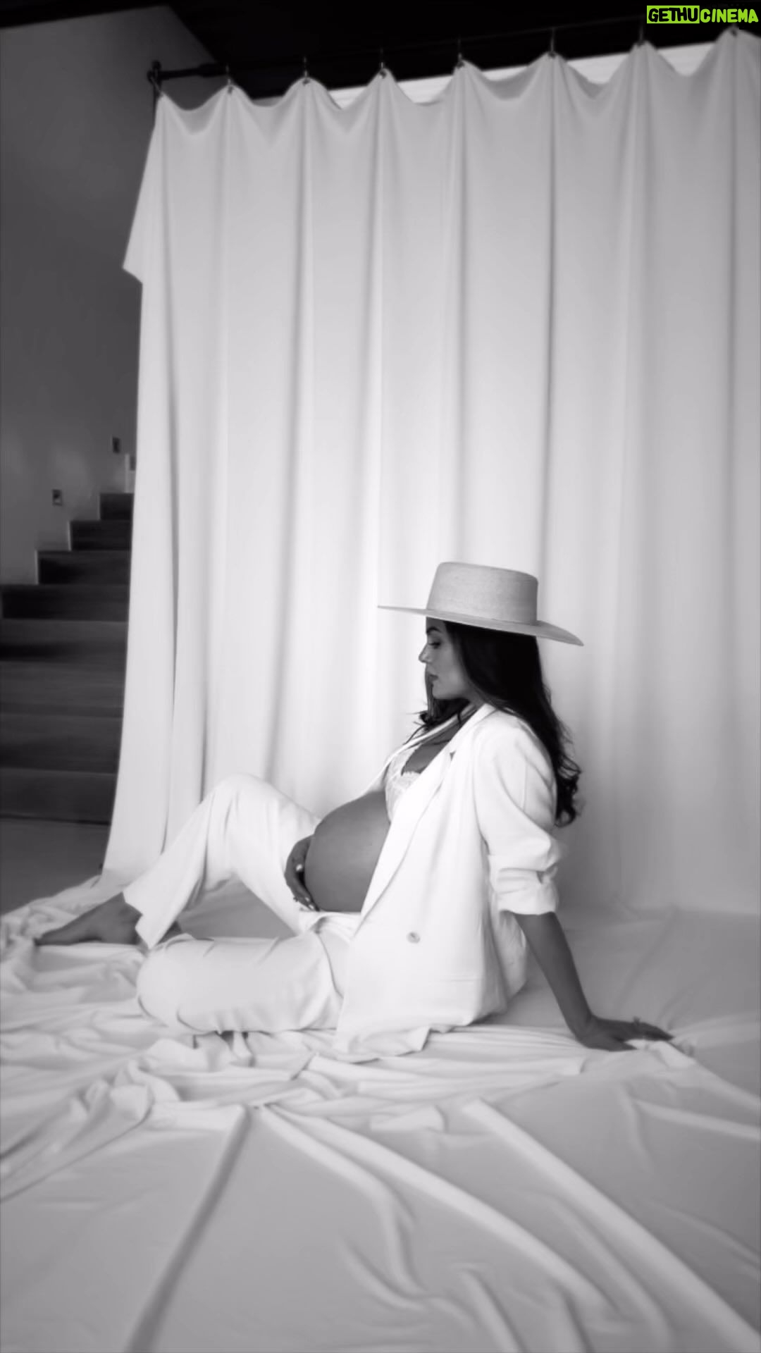 Ximena Navarrete Instagram - @marioorozcooficial photography capturando momentos especiales a punto de la llegada de mi bebé 💙 m&h : @vicoguadarrama