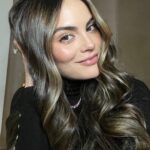 Ximena Navarrete Instagram - March 1st 2023 - 01/03/23 —— dejaré esta foto por aquí (sin pupilentes ni labios maquillados) y me iré lentamente 🤪ya que mi post de hace un par de días con pupilentes de color verde causó múltiples mensajes cargados de hate de personas muy ofendidas por verme con los ojos de otro color y tan maquillada (como si eso fuera algo importante 😂) da igual el color de ojos que tengas, si te gusta usar extensiones o no, pintarte el pelo o no, maquillarte más o menos ….. lo ÚNICO importante es que A TI MISMA te guste ❤️‍🔥