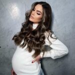 Ximena Navarrete Instagram - Gracias amore @pepegutierrezoficial como siempre y hace tantos años ya por cuidar mi pelo y hacerme este diseño de color tan lindo ( regresamos un poquito a mi tono natural de pelo ) y el único que logra convencerme de locuras … me puso unas extensiones maravillosas que me dan un volumen increíble (no se sienten nada, están cómodas ) 🔝 🙌🏻 hace muchísimos años que no me animaba a ponerme extensiones de pelo pero aprovecharé para estar muy volada con mi pelo un ratito antes de que nazca el baby y esté en postparto 😂 … amé verte a ti y tu equipo !!! Gracias por todo 🫶🏻 nos vemos pronto !!!! @pepegutierrezstudio y que tal mi panzón de casi 33 semanas muy cómoda con @lebump.mx