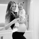 Ximena Navarrete Instagram - 30 weeks pregnant y cargando más peso que nunca 24/7 🤭 el peso que he subido por el embarazo + aproximadamente kilo y medio de bebé en camino + los once kilos de Xime 🤟🏻😂 !!! Gracias cuerpo y espalda por aguantarme tanto jajajaja !!!