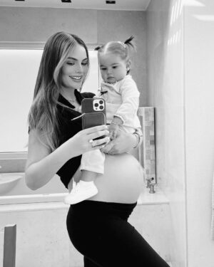 Ximena Navarrete Instagram - 30 weeks pregnant y cargando más peso que nunca 24/7 🤭 el peso que he subido por el embarazo + aproximadamente kilo y medio de bebé en camino + los once kilos de Xime 🤟🏻😂 !!! Gracias cuerpo y espalda por aguantarme tanto jajajaja !!!