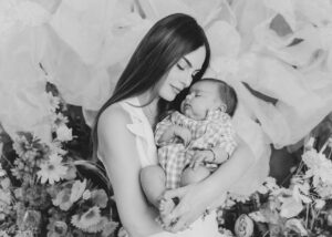 Ximena Navarrete Instagram - Amor infinito ♾️!!! @alisgonzalezphotography Gracias por capturar estos momentos que quedan en el corazón para siempre . Lo máximo, amé todas las fotos de nuestra sesión del día de las madres con mi invitada estelar, mi mamá 🫶🏻 XVN + JCVN