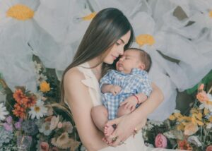 Ximena Navarrete Instagram - Amor infinito ♾️!!! @alisgonzalezphotography Gracias por capturar estos momentos que quedan en el corazón para siempre . Lo máximo, amé todas las fotos de nuestra sesión del día de las madres con mi invitada estelar, mi mamá 🫶🏻 XVN + JCVN