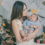 Ximena Navarrete Instagram – Amor infinito ♾️!!! @alisgonzalezphotography Gracias por capturar estos momentos que quedan en el corazón para siempre . Lo máximo, amé todas las fotos de nuestra sesión del día de las madres con mi invitada estelar, mi mamá 🫶🏻 XVN + JCVN