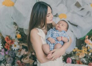 Ximena Navarrete Instagram - Amor infinito ♾️!!! @alisgonzalezphotography Gracias por capturar estos momentos que quedan en el corazón para siempre . Lo máximo, amé todas las fotos de nuestra sesión del día de las madres con mi invitada estelar, mi mamá 🫶🏻 XVN + JCVN