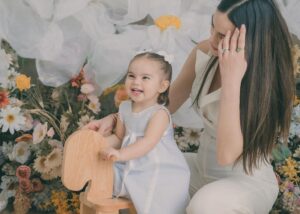 Ximena Navarrete Instagram - Amor infinito ♾️!!! @alisgonzalezphotography Gracias por capturar estos momentos que quedan en el corazón para siempre . Lo máximo, amé todas las fotos de nuestra sesión del día de las madres con mi invitada estelar, mi mamá 🫶🏻 XVN + JCVN