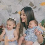 Ximena Navarrete Instagram – Amor infinito ♾️!!! @alisgonzalezphotography Gracias por capturar estos momentos que quedan en el corazón para siempre . Lo máximo, amé todas las fotos de nuestra sesión del día de las madres con mi invitada estelar, mi mamá 🫶🏻 XVN + JCVN