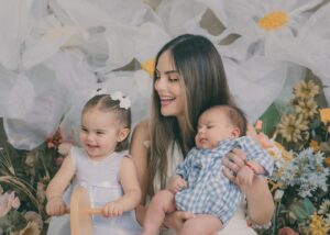 Ximena Navarrete Instagram - Amor infinito ♾️!!! @alisgonzalezphotography Gracias por capturar estos momentos que quedan en el corazón para siempre . Lo máximo, amé todas las fotos de nuestra sesión del día de las madres con mi invitada estelar, mi mamá 🫶🏻 XVN + JCVN