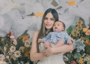 Ximena Navarrete Instagram - Amor infinito ♾️!!! @alisgonzalezphotography Gracias por capturar estos momentos que quedan en el corazón para siempre . Lo máximo, amé todas las fotos de nuestra sesión del día de las madres con mi invitada estelar, mi mamá 🫶🏻 XVN + JCVN