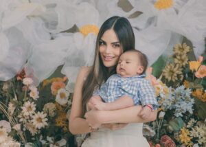 Ximena Navarrete Instagram - Amor infinito ♾️!!! @alisgonzalezphotography Gracias por capturar estos momentos que quedan en el corazón para siempre . Lo máximo, amé todas las fotos de nuestra sesión del día de las madres con mi invitada estelar, mi mamá 🫶🏻 XVN + JCVN