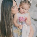 Ximena Navarrete Instagram – Amor infinito ♾️!!! @alisgonzalezphotography Gracias por capturar estos momentos que quedan en el corazón para siempre . Lo máximo, amé todas las fotos de nuestra sesión del día de las madres con mi invitada estelar, mi mamá 🫶🏻 XVN + JCVN