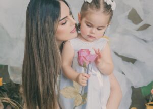 Ximena Navarrete Instagram - Amor infinito ♾️!!! @alisgonzalezphotography Gracias por capturar estos momentos que quedan en el corazón para siempre . Lo máximo, amé todas las fotos de nuestra sesión del día de las madres con mi invitada estelar, mi mamá 🫶🏻 XVN + JCVN