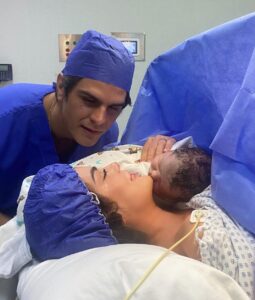 Ximena Navarrete Instagram - Hoy 31 Marzo 2023 nació nuestro amor !!! 53 cm 3.740 kilos - Bienvenido mi niño lindo te amamos con toda el alma 💙Juan Carlos Valladares Navarrete !!! @jcvalladares