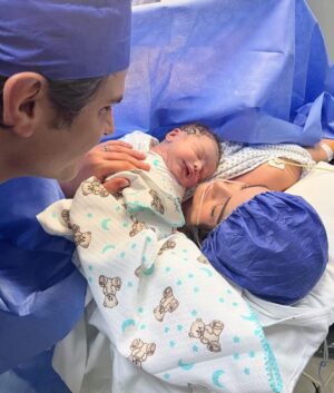 Ximena Navarrete Instagram - Hoy 31 Marzo 2023 nació nuestro amor !!! 53 cm 3.740 kilos - Bienvenido mi niño lindo te amamos con toda el alma 💙Juan Carlos Valladares Navarrete !!! @jcvalladares