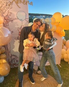 Ximena Navarrete Instagram - Xime cumple 2 !!! Te amamos bonita 🐝 🍯