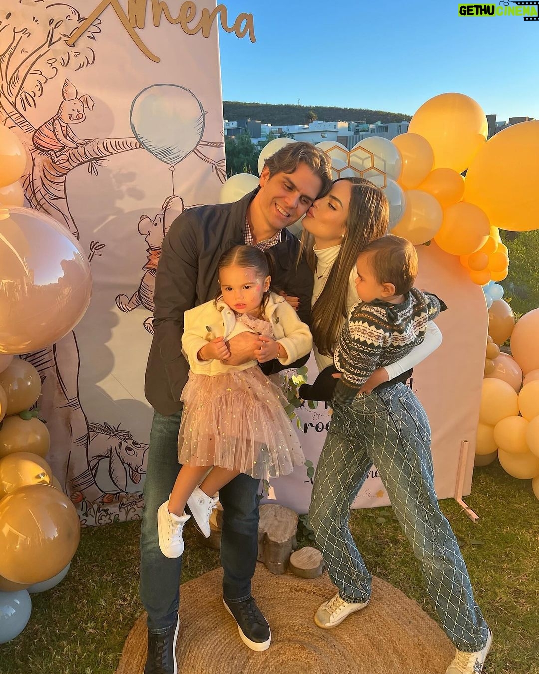 Ximena Navarrete Instagram - Xime cumple 2 !!! Te amamos bonita 🐝 🍯